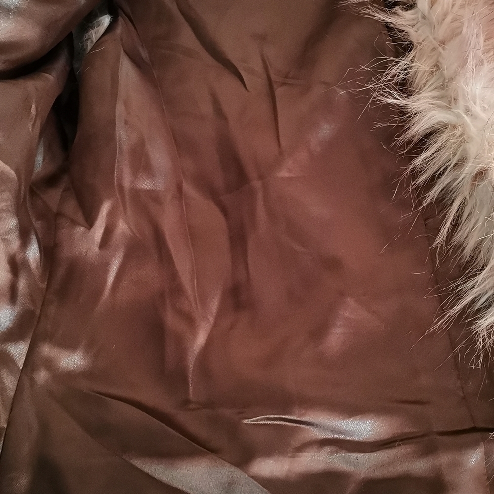 DAMSELLE NEW YORK FAUX FUR. - Picture 2 of 9